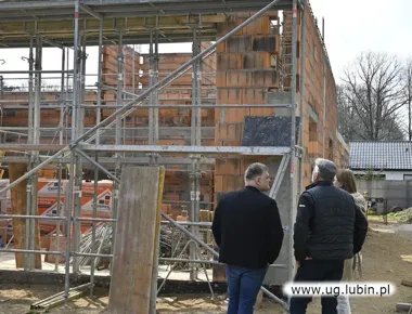 W Raszówce remiza rośnie z tygodnia na tydzień i coraz wyraźniej widać jej bryłę