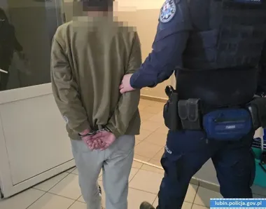 Spał na materacu, a skończył z nożem w brzuchu - nastolatkowie ruszyli po pomoc